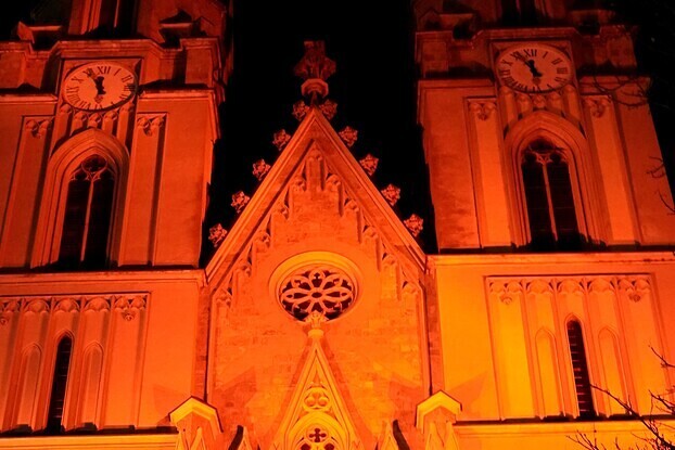 Auch die Stiftskirche Admont leuchtete in den vergangenen Jahren in Rot.