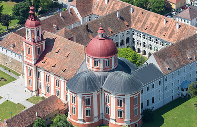 Die Pfarrkirche Pöllau mit ihren prachtvollen barocken Fresken ist die achtgrößte Kirche der Steiermark.