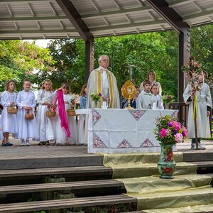 Altar bei der Fronleichnamsprozession im Park