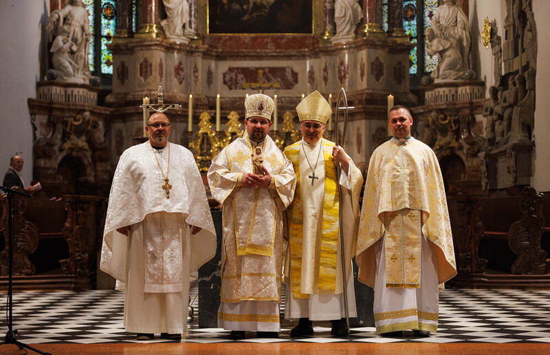 Messe im Grazer Dom: Weihbischof Ryabukha und Bischof Wilhelm (Mitte) mit ukrainischen Priestern im Grazer Dom.