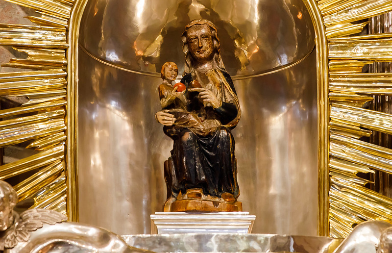 SONNTAGSBLATT, Gerd Neuhold Die 'Magna Mater Austriae' von Mariazell ist nur wenige Tage im Jahr ohne eines der 150 aufwendig verzierten Gewänder zu sehen.