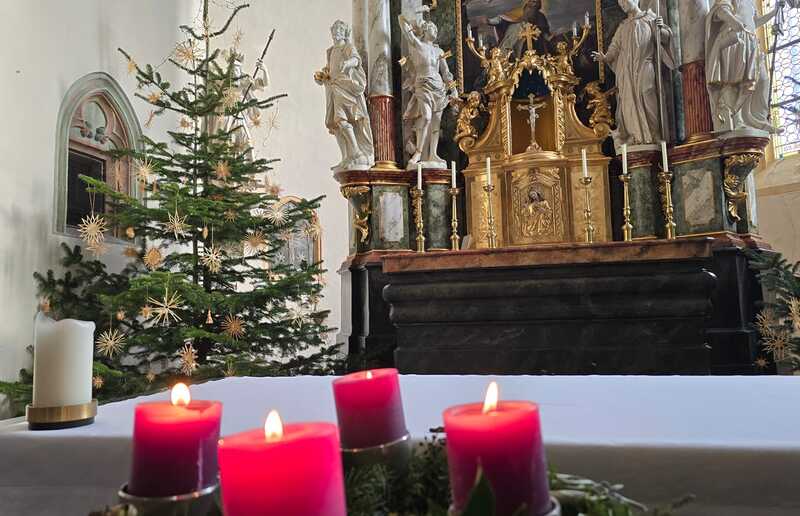 Die Pfarrkirche von Pernegg in Kirchdorf schmückt sich schon für die Feier von Weihnachten